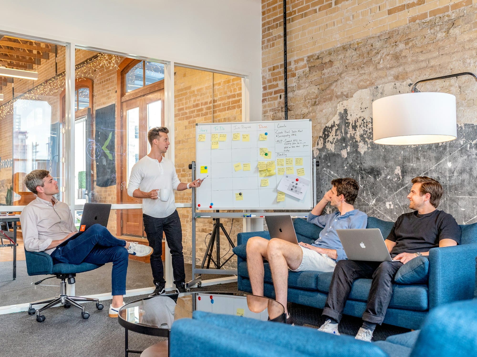 Équipe en séance de travail devant un tableau de stratégie